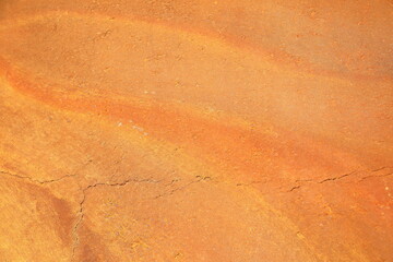 地下水の錆がコンクリートの地面に作った模様