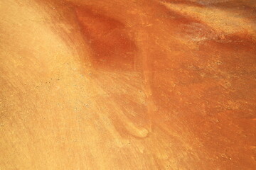 地下水の錆がコンクリートの地面に作った模様