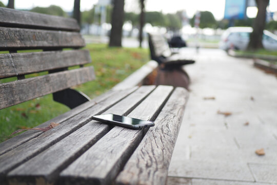 forget smartphone on a park bench, lost smart phone 