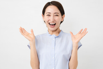 半袖ブラウスの若い女性