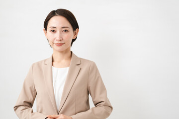 ビジネススーツを着た若い女性　ビジネスイメージ	
