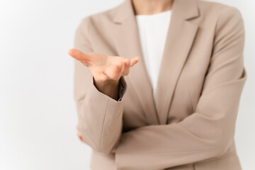 ビジネススーツを着た若い女性　ビジネスイメージ	
