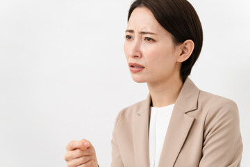 ビジネススーツを着た若い女性　ビジネスイメージ	
