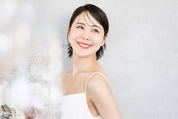 花束を持った笑顔の花嫁のイメージ