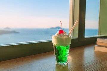 海とレトロなクリームソーダ