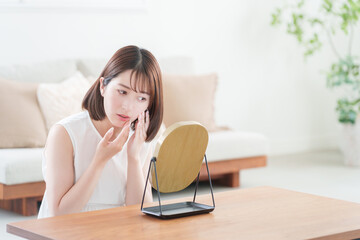 肌荒れに悩む若い女性（美容・スキンケア）