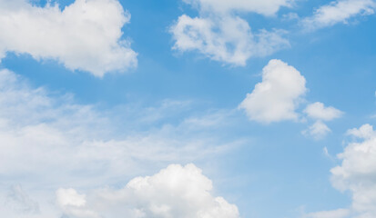 Fototapeta premium sky, white fluffy clouds, byight light, beautiful, freedom