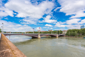 Obraz premium River Rhone flows strong under the Lafayette Bridge built in 1890 to connect La Presqu'île and La Part-Dieu districts of Lyon City, France