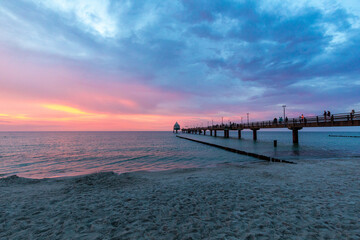 Obraz premium Zum Sonnenuntergang an der Seebrücke in Zingst an der Ostsee.