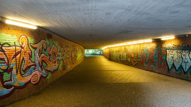 Eine verlassene Unterf&uuml;hrung in einem Randgebiet von M&uuml;nchen, deren W&auml;nde durchgehend mit Graffiti bespr&uuml;ht sind.