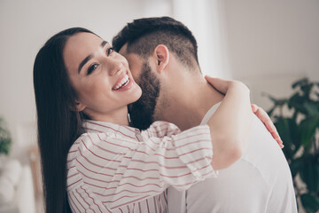 Obraz premium Photo of cheerful cute young couple gentle kiss neck enjoy weekend couple wife husband buy new apartment indoors inside house home