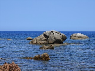 Fantasiefigur aus Granit an der sardischen Küste