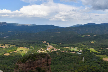 Obraz premium Vilanova de Sau y Castell Bernat