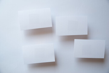 並んでいる無地のカード