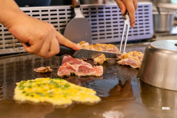 Enjoying delicious and juicy teppanyaki chicken thigh steak made by the chef on the weekend makes me feel great!