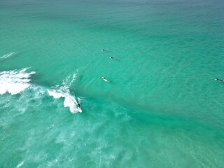 Obraz premium aerial view of surfing in turquoise water with a perfect wave