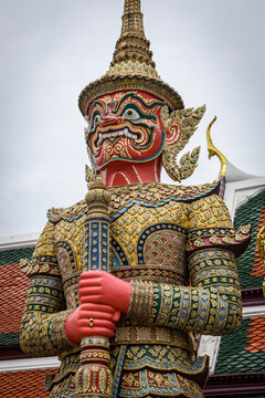 Giant guardian statues at Wat Phra Kaew.