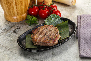 Grilled tuna medallion in the plate