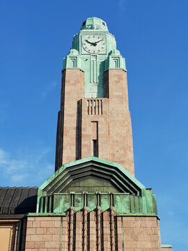 Helsinki Railway Station building, clad in granite,designed by Eliel Saarinen and inaugurated in 1919. The building is known for its clock tower.