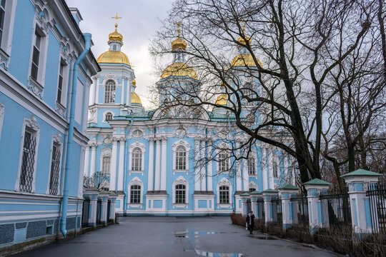 Nikolo-Bogoyavlenskiy Morskoy Sobor, Saint Nicholas des Marins Cathedral built in 1762, golden dones and a blue painted facade.