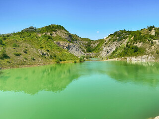 Fototapeta premium A wonderful landscape in the Carpathian mountains with a view of the lake between the rocks in sunny weather