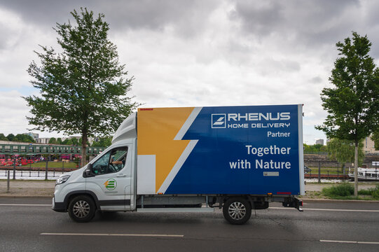 Deutschland , Berlin , 22.07.2024 , Ein Rhenus Lieferfahrzeug in Berlin unterwegs
