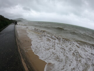 台風が迫るビーチに荒波