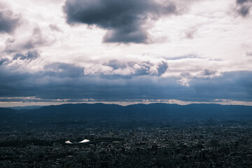 曇天から差し込む光 雲 陽光 曇り空 暗雲