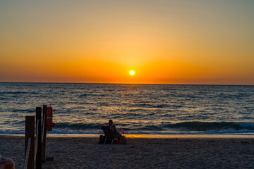 Fototapeta premium Frau, die den Sonnenuntergang auf Sardinien genießt.