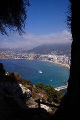 Paisaje costero con playa y mar al salir del túnel