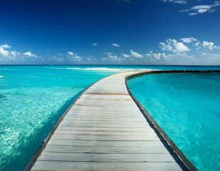 Chemin de bois sur l'eau turquoise en bord de mer