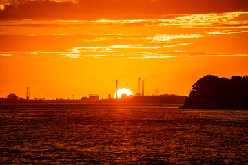 海辺の工場地帯に沈みゆく夕日　福岡県・北九州工業地域