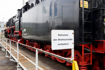 Alte Dampflok in einem Depot