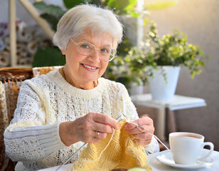 Babcia dziergająca na drutach