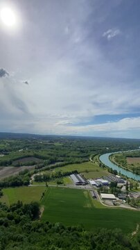 un fleuve serpente au milieu d'une vaste plaine entour&eacute;e de montagnes. Un village pittoresque est nich&eacute; au bord du fleuve, offrant une vue tranquille et naturelle.