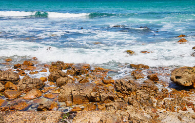Eine Reise durch Südafrika. Kapstadt und  Umgebung. Felsen an der Küste von Muizenberg