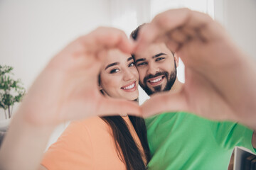 Obraz premium Photo of attractive trendy cheerful show heart gesture married young couple spending free time move new apartment home interior indoors