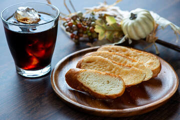 ラスクとアイスコーヒー
