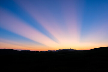反薄明光線　美しい空の山なみ