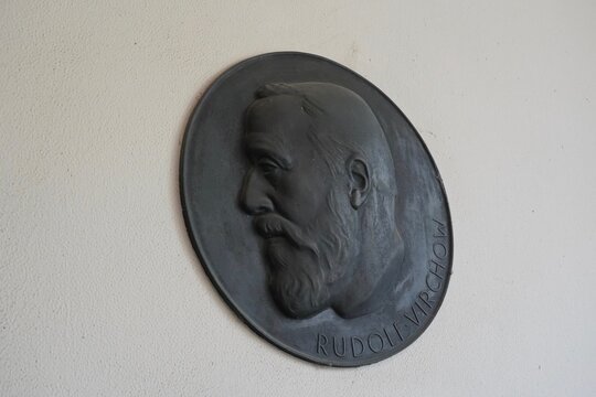 Gedenkplakette f&uuml;r Rudolf Virchow am Deutschen Herzzentrum in Berlin am 24.07.2024