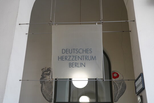 Grafisches Detail des Deutschen Herzzentrums in Berlin am 24.07.2024