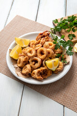 Calamari fritti croccanti e dorati, antipasto mediterraneo 
