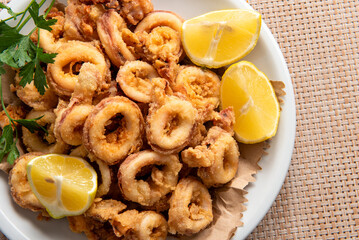Calamari fritti croccanti e dorati, antipasto mediterraneo 