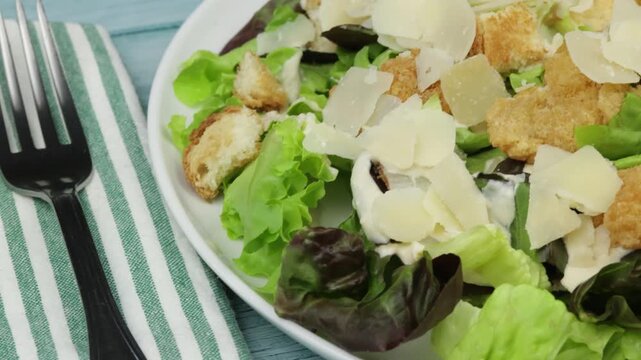 salade C&eacute;sar, en gros plan, dans une assiette	
