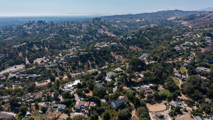 Obraz premium Afternoon aerial view of the sprawling neighborhood houses and hills of La Habra Heights, California, USA.