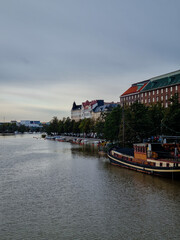 Naklejka premium Kaisaniemenlahti Bay in Helsinki: A Serene Urban Waterscape