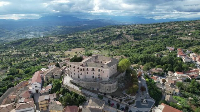 Il castello di Gesualdo, in provincia di Avellino in Irpinia, visto dal drone con tutto il borgo italiano e le campagne attorno