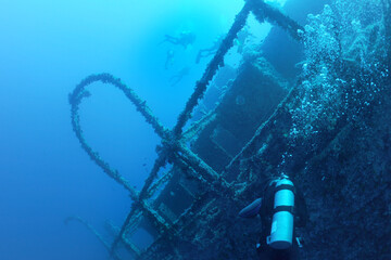 wreck - shipwreck) in scuba divers' slang - a type of dive in which a descent is made to sunken ships or objects. Often such a dive involves penetration into the overhead environment (cabins, holds of