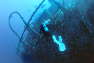 wreck - shipwreck) in scuba divers' slang - a type of dive in which a descent is made to sunken...