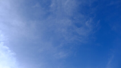 Obraz premium A stunning blue sky captured in high resolution, ideal for backgrounds, nature themes, and serene landscapes.